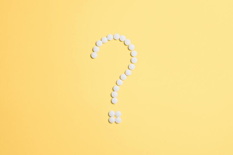 10 passi per assemblare un PC? ATX 3.1 semplifica tutto 4 White pills arranged into a question mark shape on a vibrant yellow background.